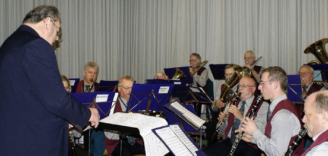 Der Eisenbahnermusikverein unter seine...erner Lehmann spielt zum Jubilum auf.  | Foto: Werner