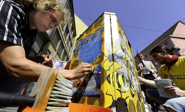Aktivisten der Bildungsstreik-Bewegung...s die kunstvoll bemalten Mlltonnen.    | Foto: schneider