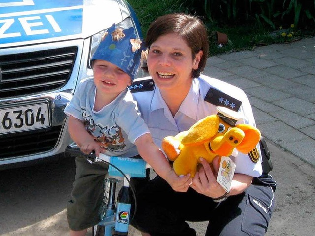 Ausreier  Felix mit einer Polizistin,... Geburtstag einen Polifanten schenkte.  | Foto: Polizei