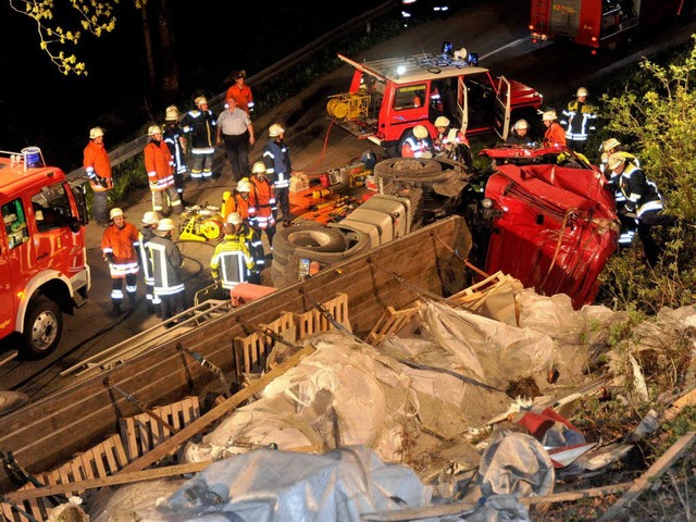 Fahrer und Beifahrer des  40-Tonners, ...nterstrzte,  wurden schwer verletzt.   | Foto: Mnch