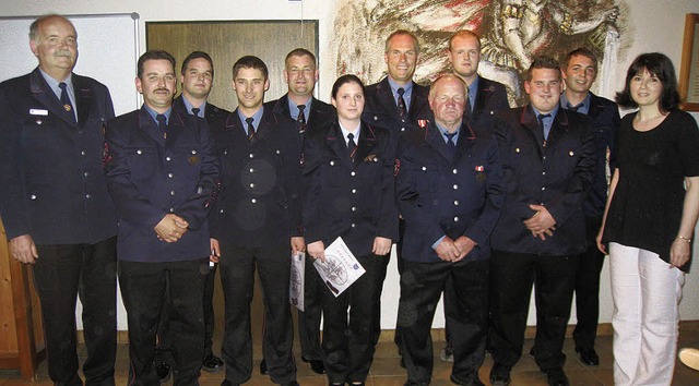 Brgermeisterin Kathrin Schnberger (r...e Mitglieder der Hartheimer Feuerwehr.  | Foto: Otmar Faller