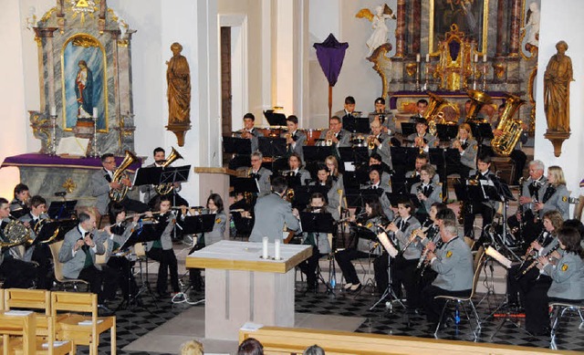 Die Freimter Blasmusiker unter der St... Bockstahler in der Amolterer Kirche.   | Foto: Vitt