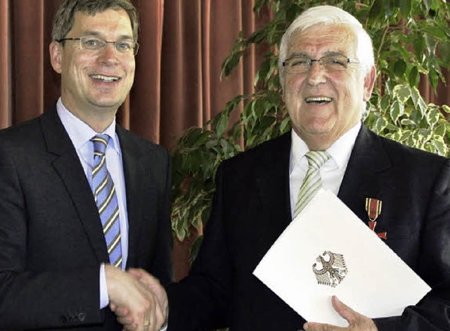 Das Bundesverdienstkreuz am Bande ber... Landrat Hurth (l.) an Dieter Bodemer   | Foto: Hge