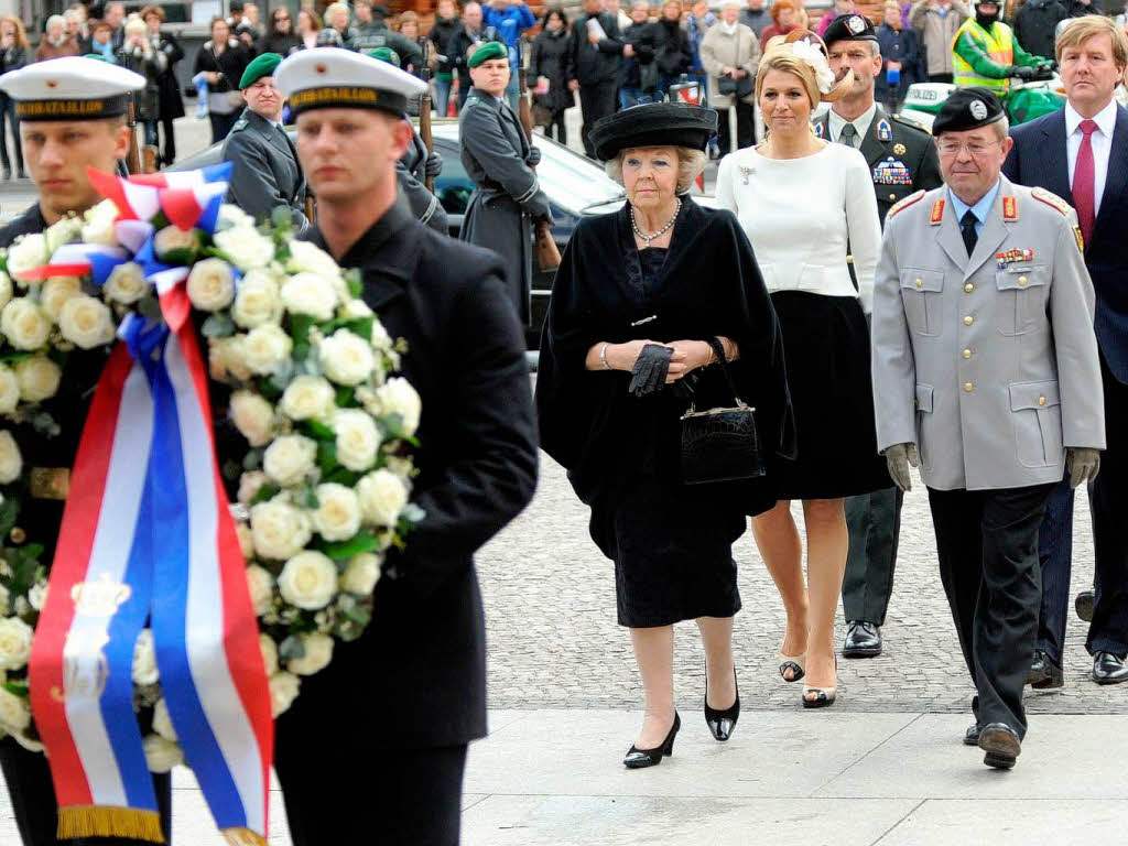 Die Knigsfamilie auf dem Weg in die Neue Wache in Berlin