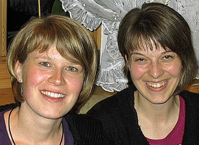 Annette Kaltenbach (links) und Martina... der Kindertrachtentanzgruppe Waldau.   | Foto: Gaby Beha
