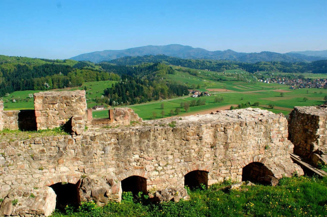 Mchtige Hochburg-Mauern ber dem Brettental  | Foto: hans-jrgen trul