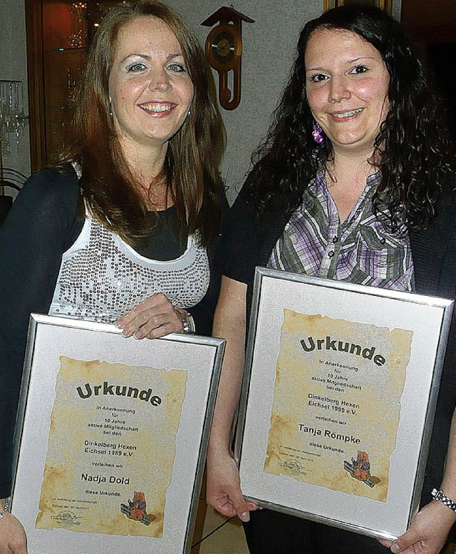 Geehrte Dinkelberg-Hexen mit Urkunde: Nadja Dold (links) und Tanja Rmpke   | Foto: Privat
