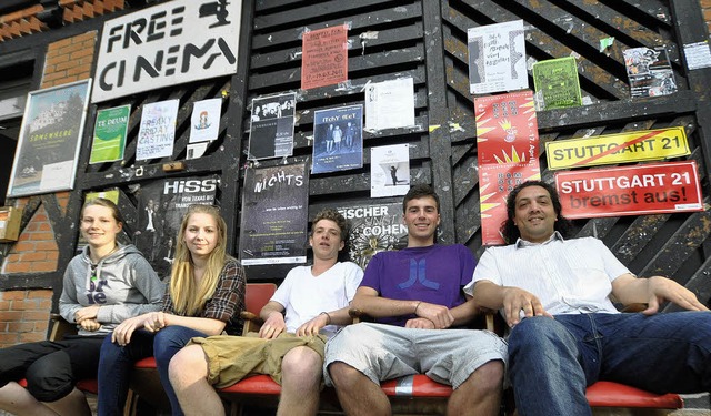 Das junge Free Cinema Team hat es sich...ar-Berg und Antonio Meola (von links)   | Foto: Barbara Ruda