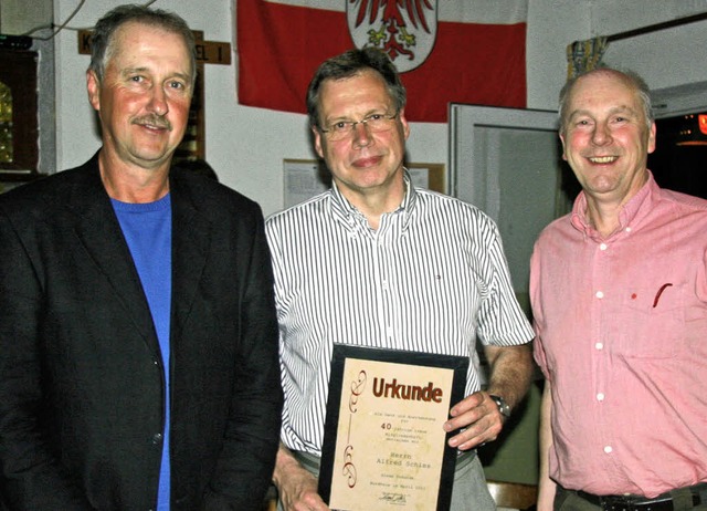 Der Vorsitzende des SV Burkheim,  Bern... ehrte Alfred Schies und Trevor Oakley  | Foto: herbert trogus
