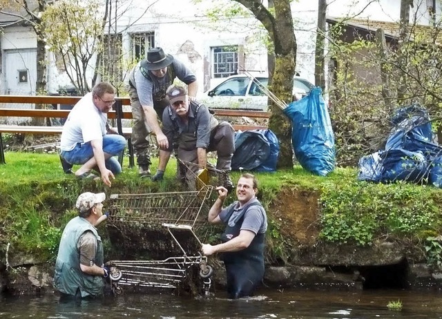 Auf keinen Fall ins Wasser gehrt dies...er Sportfischer aus der Elz fischten.   | Foto: Martin Krieg