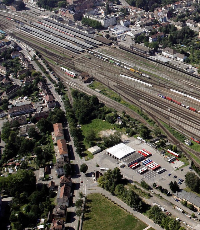 Im Dreieck (Mitte) sdlich des Bus-Dep... soll das neue DRK-Zentrum entstehen.   | Foto: peter  Heck