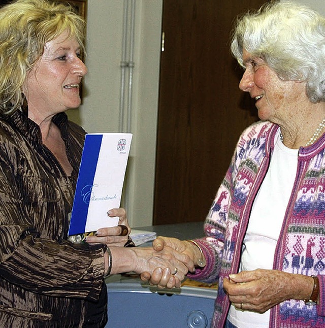 Cornelia Held (links) gratuliert Chris...iedschaft im katholischen  Frauenbund.  | Foto: Jrg Schimanski