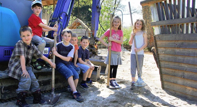 Auch Kinder waren beim Arbeitseinsatz ...berwiegend auf den Kinderspielplatz.    | Foto: Wolfgang Beck