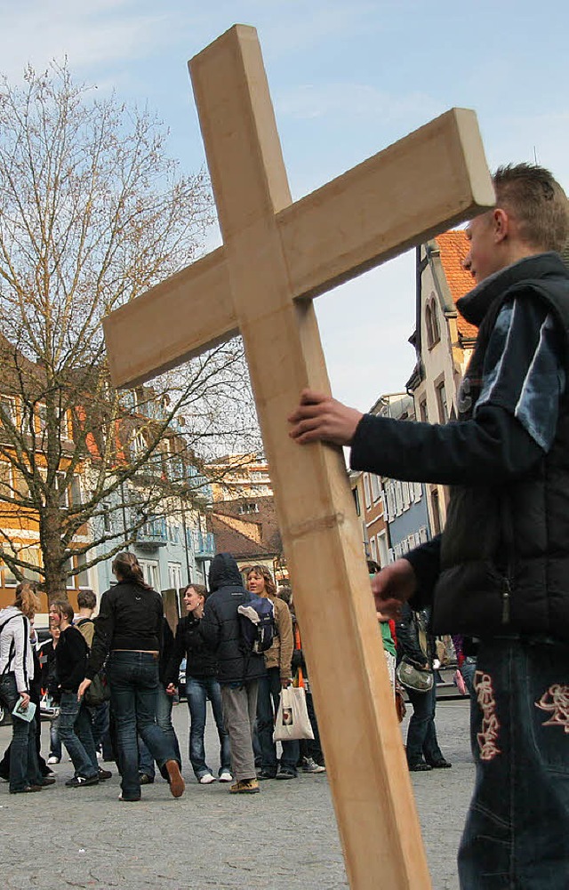 Jugendliche ziehen mit dem Kreuz durch die Stadt.   | Foto: s. hautli