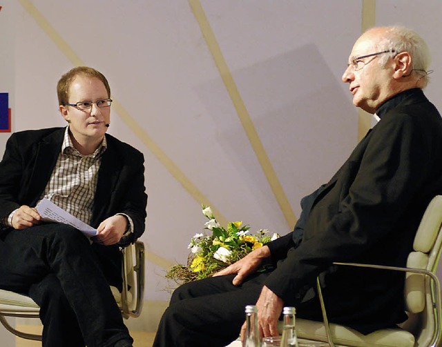 SWR-Redakteur Matthias Zeller im Gesprch mit Erzbischof Robert Zollitsch   | Foto: Mink