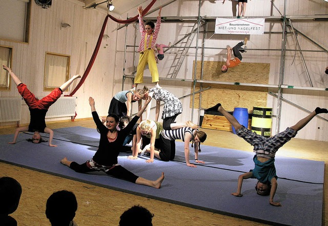 Bodenturnen mndet im Zirkus der Freie...rberg in attraktive Menschenpyramiden.  | Foto: Margrit Matyscak