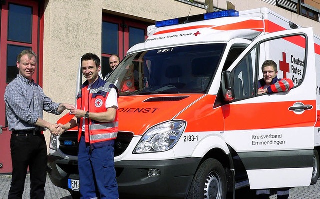 Norman Osterholt berreichte DRK-Rettu...Saier (rechts) die Fahrzeugschlssel.   | Foto: Kurt Meier