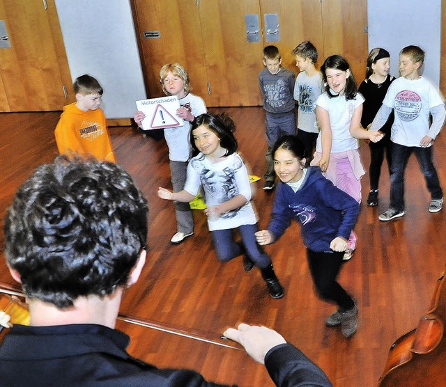 Gemeinsame Sache Musik: Schlerinnen u...indemith-Grundschule mit SWR-Musikern.  | Foto: Michael Bamberger