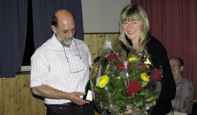 Mit  Blumen verabschiedete Vorsitzende...des Hallenbaufrdervereins Hgelberg.   | Foto: Erika Dietrich