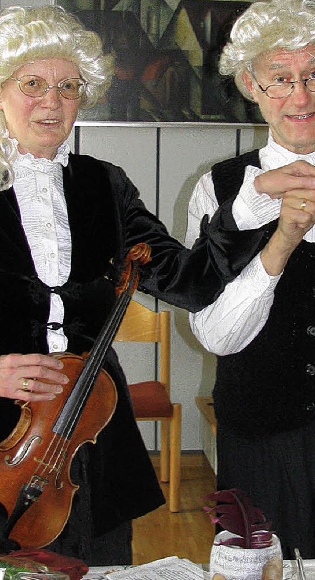Gudrun und Adolf Bernhard als Konstanze Weber und Wolfgang Amadeus Mozart.  | Foto: michael gottstein