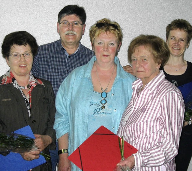 Ehrungen beim Turnverein (von links): ...sitzende), Vera Reum und Claudia Ruch   | Foto: Privat