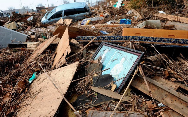 Zerstrungen in der Erdbebenregion Sendai, Regierungsbezirk Miyagi.  | Foto: dpa