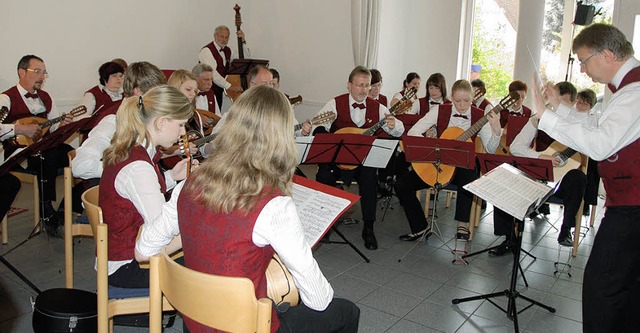 Kiechlinsbergens Zupforchester unter d...onzert im evangelischen Gemeindehaus.   | Foto: Roland Vitt