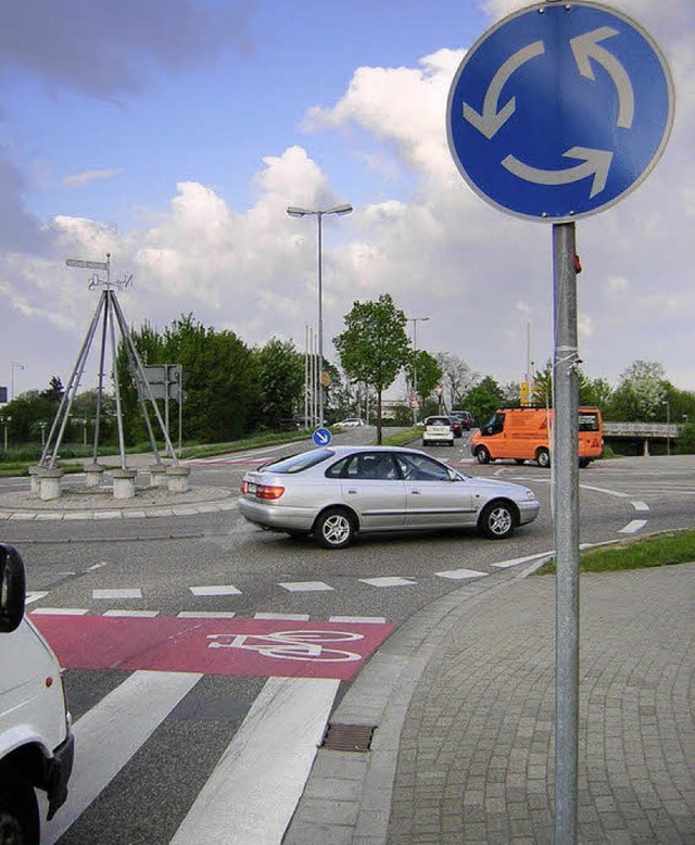 Bleibt ein Unfallschwerpunkt: Der Kreisverkehr an der Milchhof-/Wiesenstrae.   | Foto: Walser