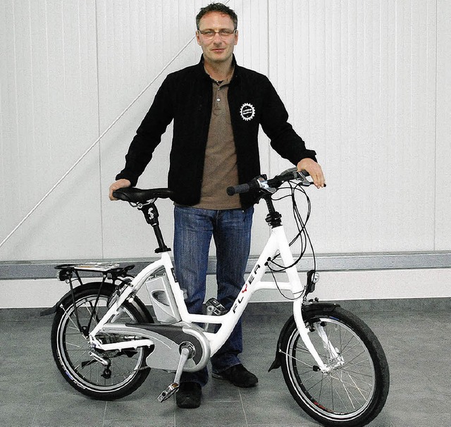 Geschftsinhaber Jrgen Fivczuk fhrt eines seiner E-Bikes vor.   | Foto: Heike Loesener