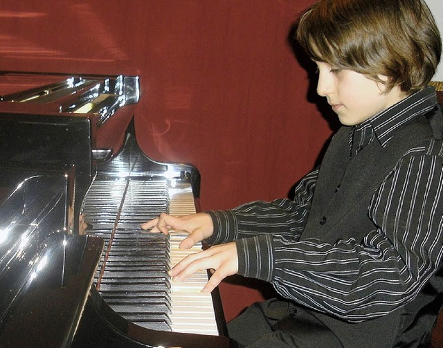 Klavierpreistrger Adrin Wendt an seinem Lieblingsort &#8211; am Klavier.   | Foto: privat
