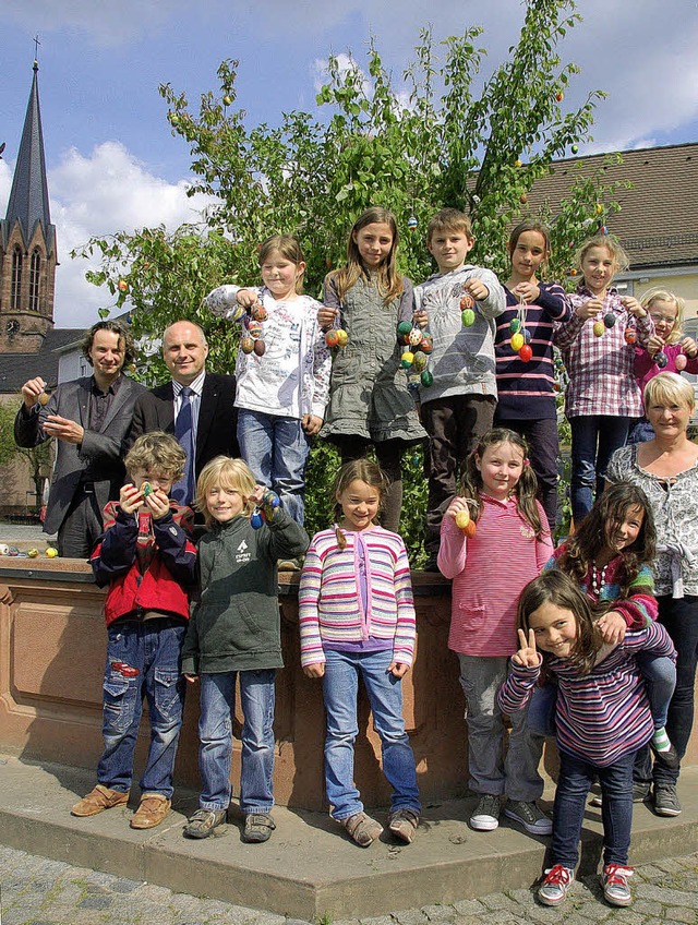 Kinder der Meerwein-Grundschules chmcken den Brunnen auf dem Marktplatz  | Foto: Sylvia-Karina Jahn
