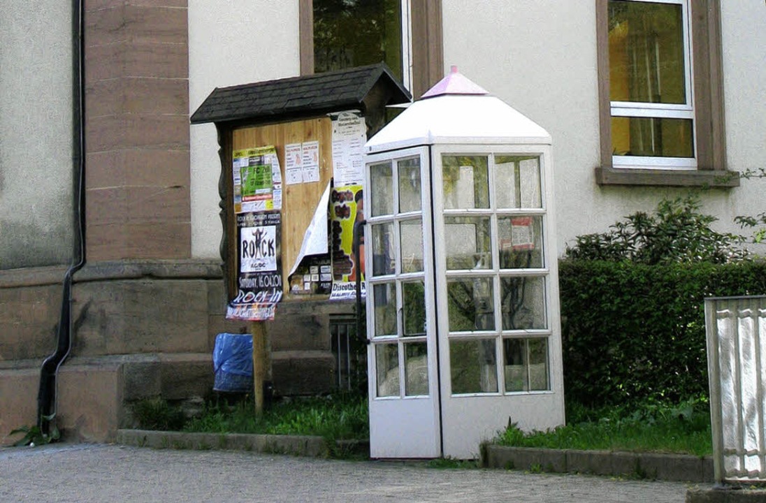 Die Telefonzelle an der B317-Ortsdurch...as auf Kritik im Ortschaftsrat stieß.   | Foto: Kristin Fritz