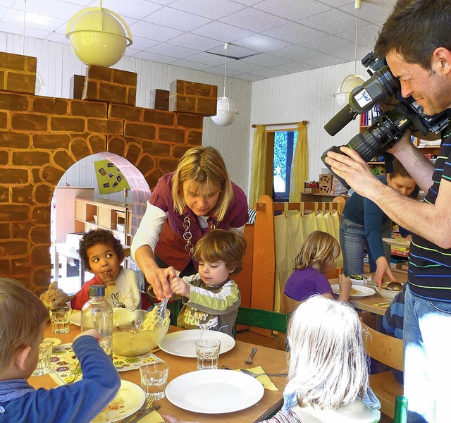 Beim Essen ber die Schulter geguckt wurde den Kindern vom Fernsehteam.   | Foto: Claudia Gempp