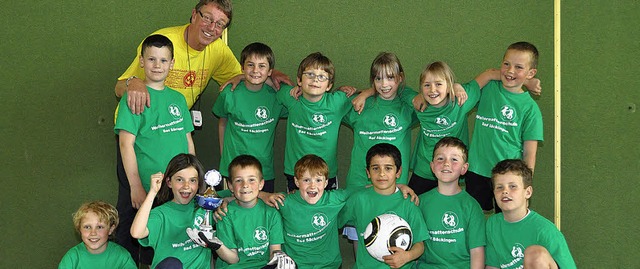 Stolz waren die Jungen und Mdchen der...ach dem Sieg im Kreis-Fuballturnier.   | Foto: Kirsten Lux