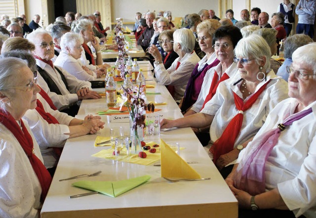 <BZ-Versal></BZ-Versal>160 Senioren ka..., die mit Tnzen fr Kurzweil sorgten.  | Foto: Werner Probst