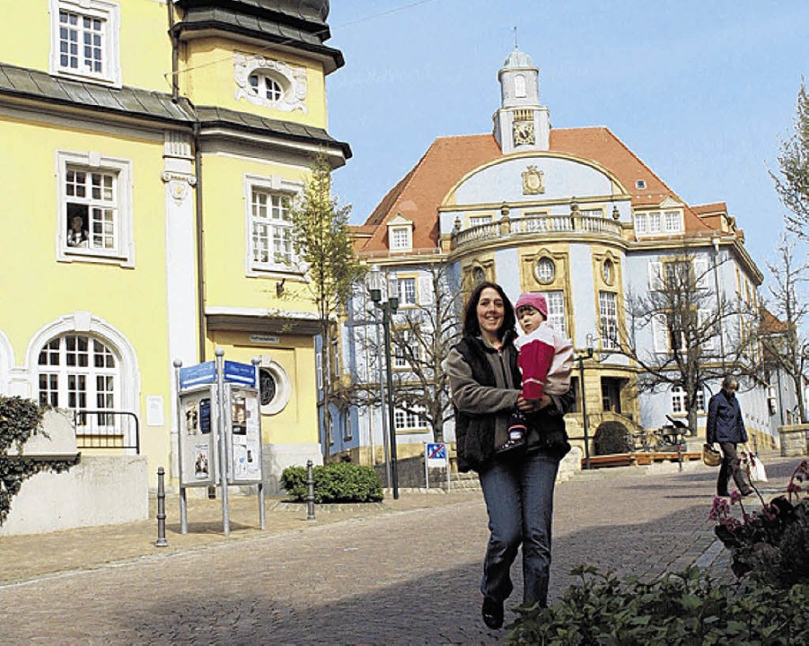 Der Tag des offenen Rathauses bietet n...thaus II (gelb) und Rathaus I (blau).   | Foto: Schröter