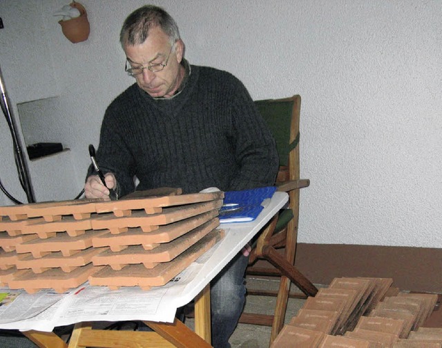 Albert Locher graviert Spendernamen in die Dachziegel der Martinskirche ein.   | Foto: privat