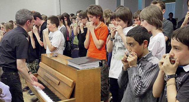 Mit der Europa-Hymne erffnete das Mun...feier fr den Musiksaal im Gymnasium.   | Foto: Fotos: Eberhard Weiss