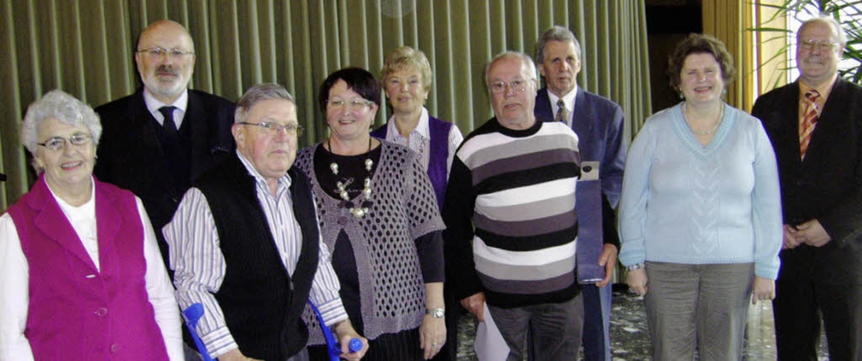 Eine Reihe von Mitgliedern des VdK-Ort...en Ehrenzeichen ausgezeichnet werden.   | Foto: Wolfgang Meyer