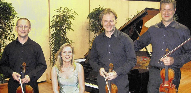 Ivo Bauer (Viola), Olga Gollej (Klavie...r (Violine) begeisterten die Zuhrer.   | Foto: Julia Hilpert