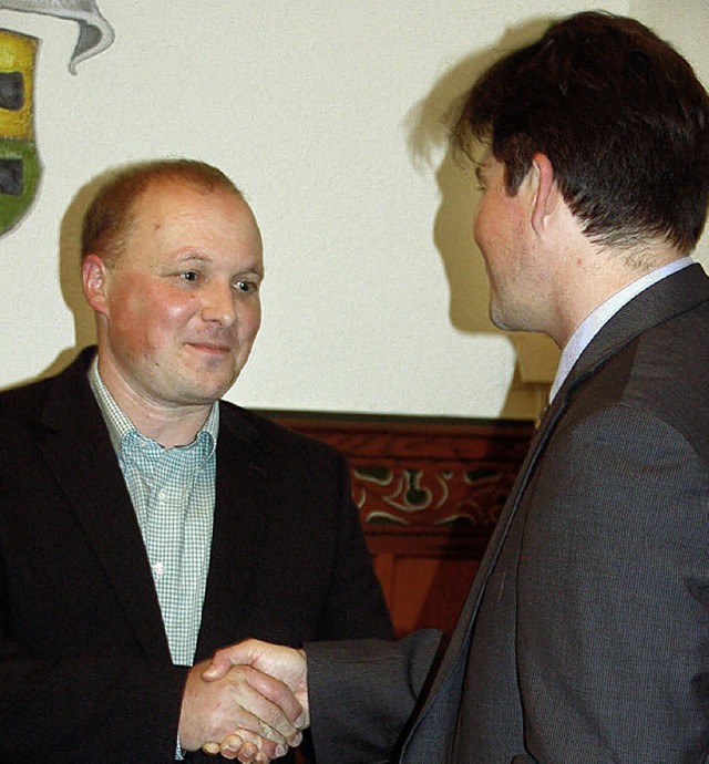 Der neue Gemeinderat Josef Weber (CDU,...ermeister Holger Krezer verpflichtet.   | Foto: Bernd Fackler