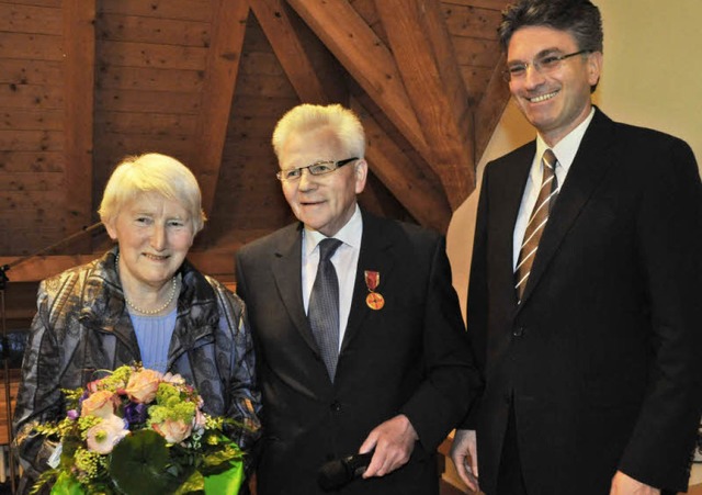 Rudolf Gro mit Ehefrau Gertrud und OB Dieter Salomon.   | Foto: Bamberger