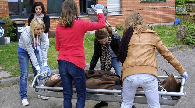 Perfekter Verletztentransport am Drahtseil: Schlerinnen beim THW in Mllheim   | Foto: Fotos Kristina Root (2)