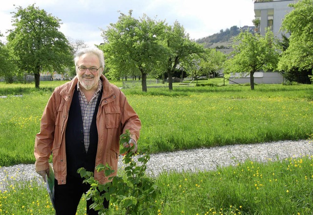 Christian Bucher, Vorsitzender des Ver...al zu erkennen, hinten die Obstbume.   | Foto: Nikolaus Trenz