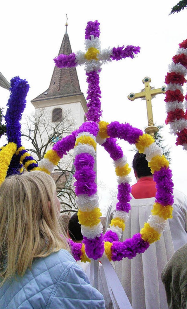 Kinder tragen bunte Palmen &#8211; hier in Bad Krozingen.   | Foto: Donner