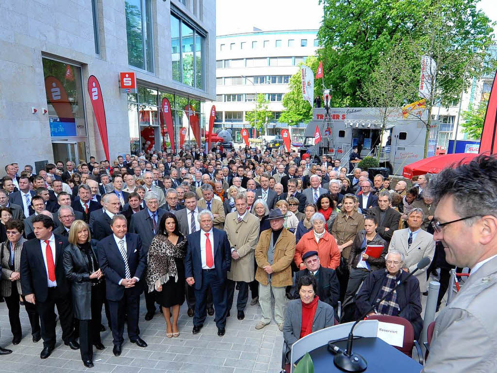 OB Dieter Salomon gratuliert der Sparkasse. OB Dieter Salomon gratuliert der Sparkasse.