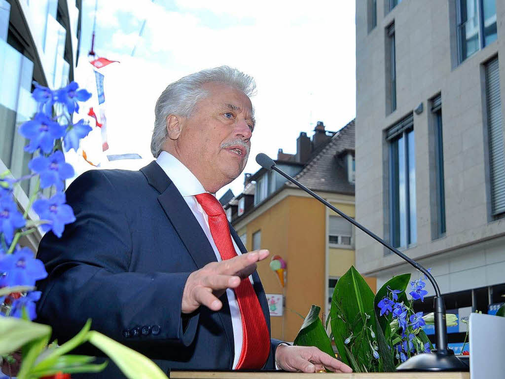 ...und führt weiter aus. ...und führt weiter aus.