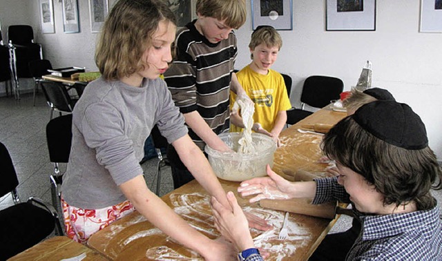 Beim Mazzen-Backen  | Foto: Miklis