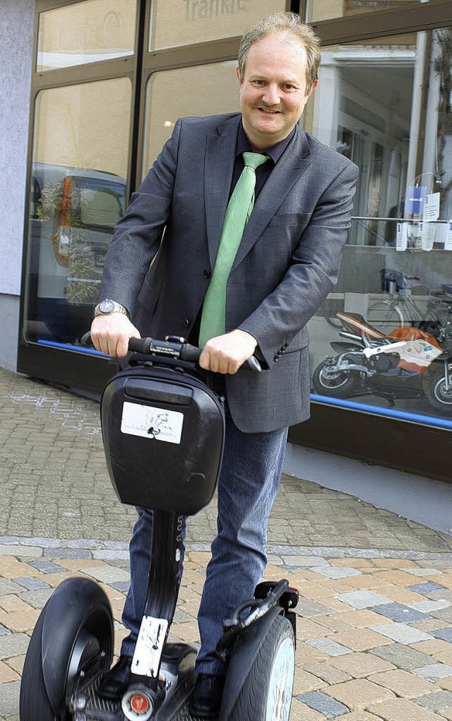 TGR-Geschftsfhrer Reinhard Freudig stellt das neue Segway vor.   | Foto: A. Mutz