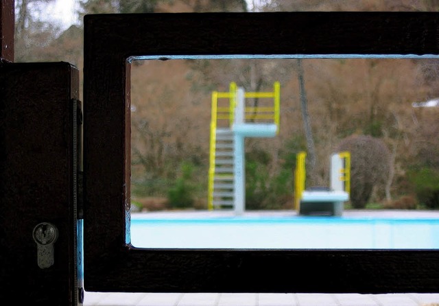 Das Freibad Lenzkirch ffnet in der ne...Brgermeister Reinhard Feser bekannt.   | Foto: Ralf Morys